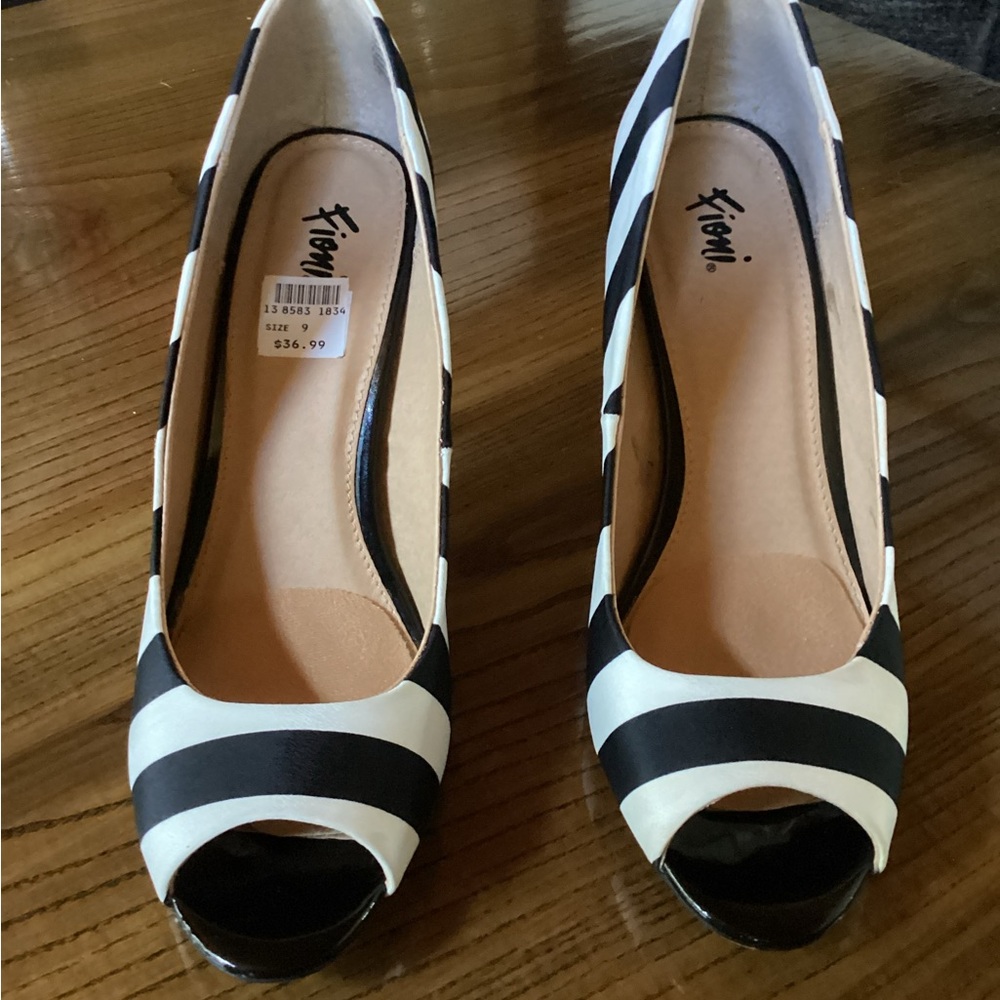 FIONI Clothing Black and White Striped Heels